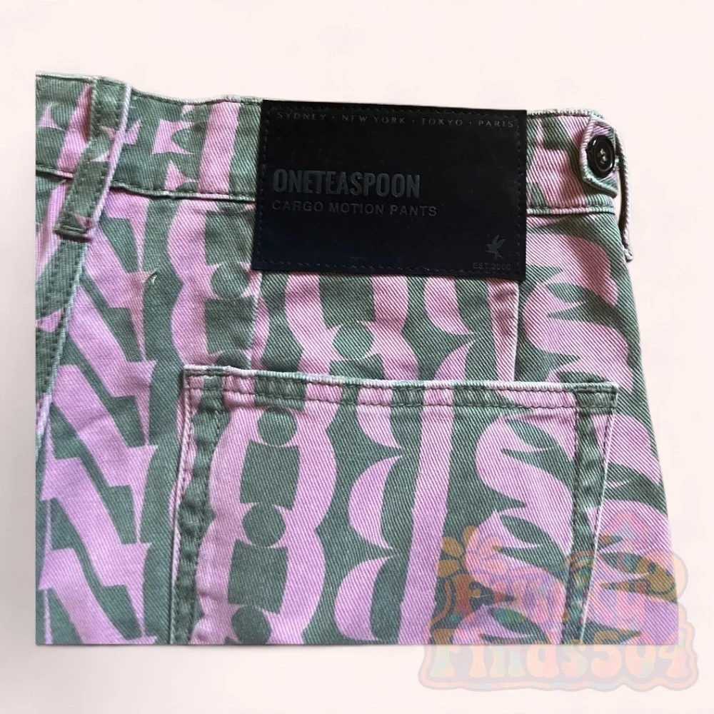 One Teaspoon Cargo Motion Jeans Static CEO Print Pink & Army Green NWT Size 26